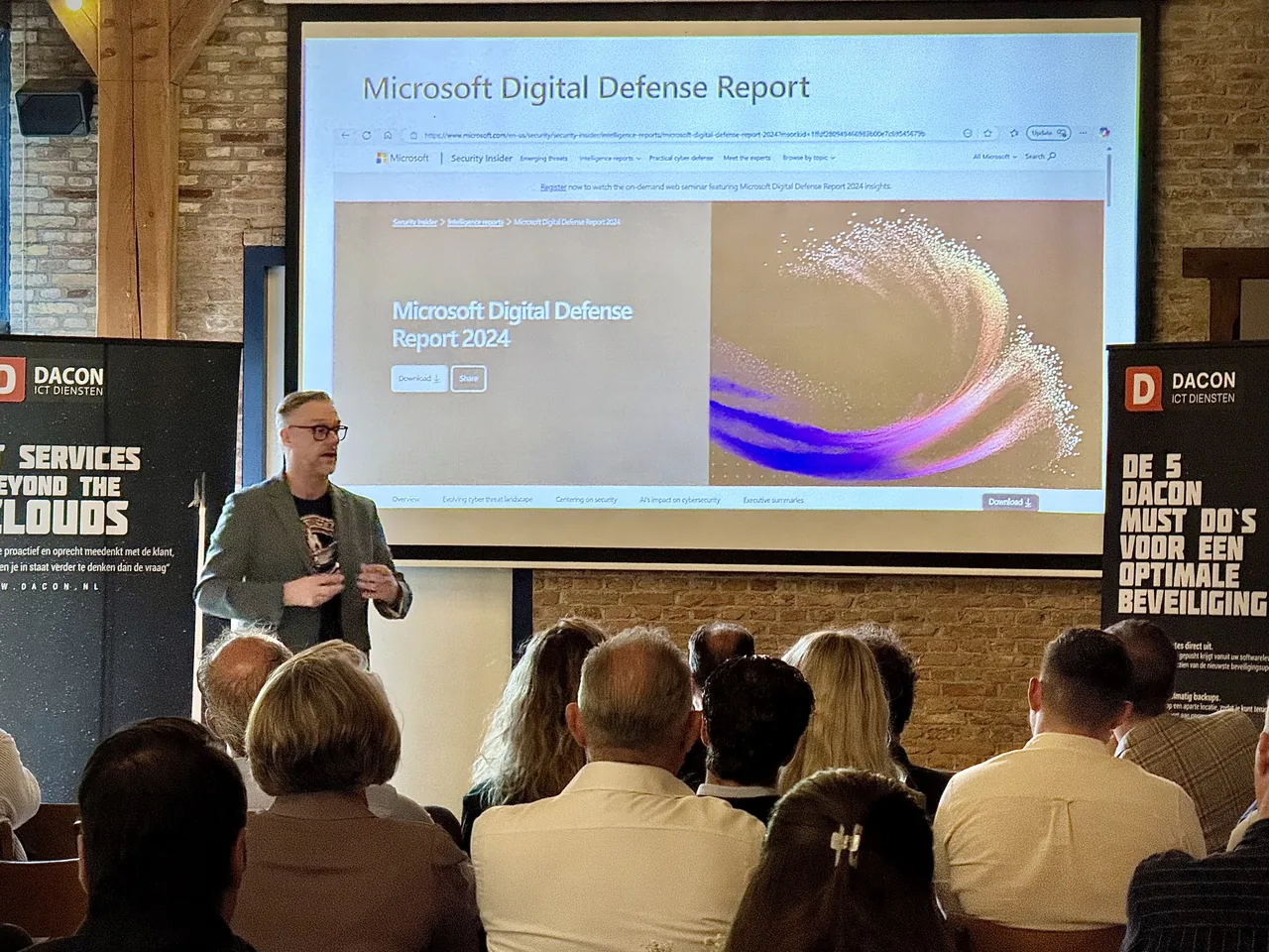 Spreker presenteert het Microsoft Digital Defense Report tijdens de DACON-kennissessie